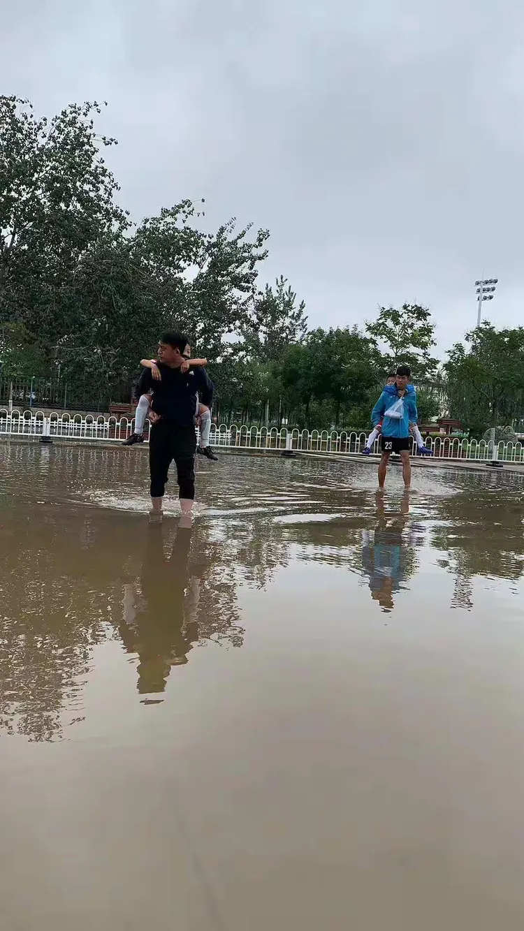 台风期间足球队训练受到影响 台风期间足球队训练受到影响
