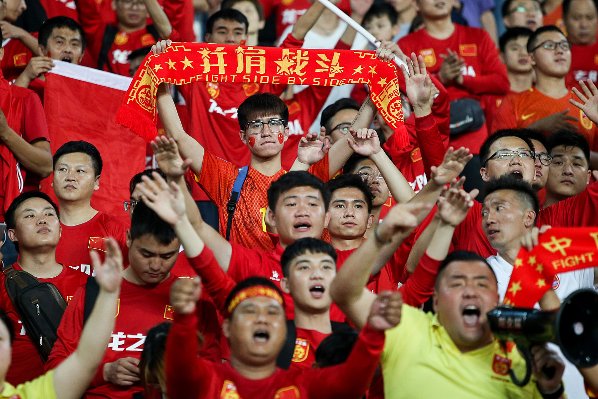 米兰体育网页版登录入口-国内足球豪门之间的激情碰撞引爆赛场！